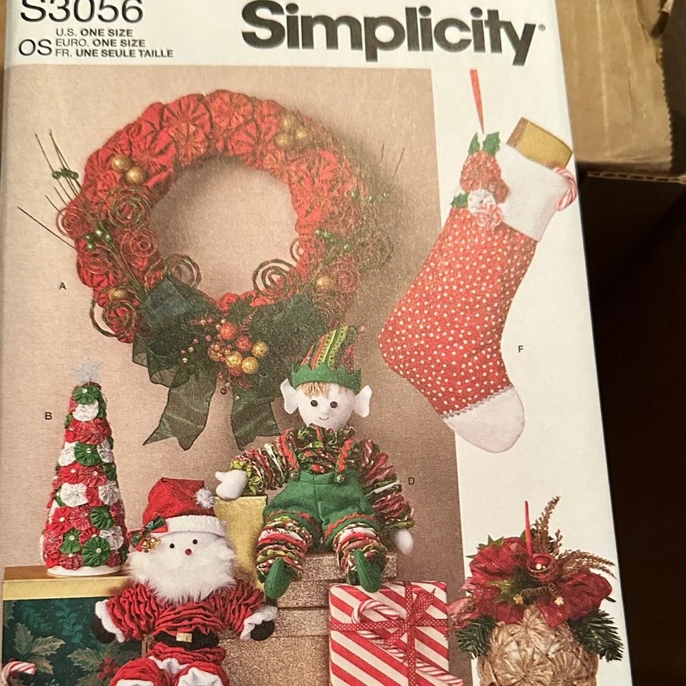 Simplicity Festive Wreath Kit with Red & Green Accents New Uncut Factory Folded